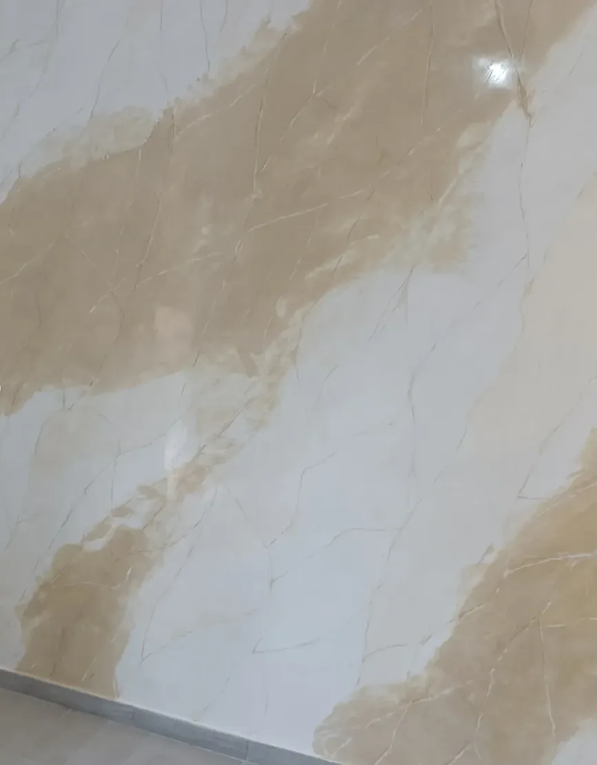 Parete a effetto marmo con battiscopa