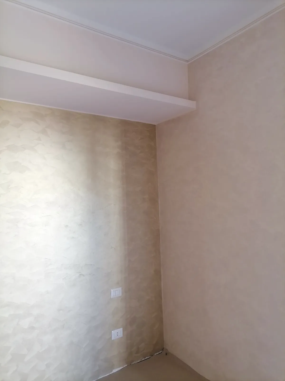 Stanza con pareti a stucco e controfinitura in cartongesso