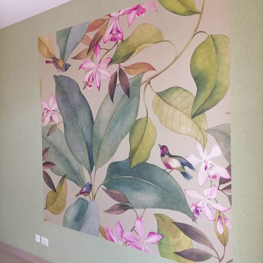 Parete con carta da parati floreale e battiscopa