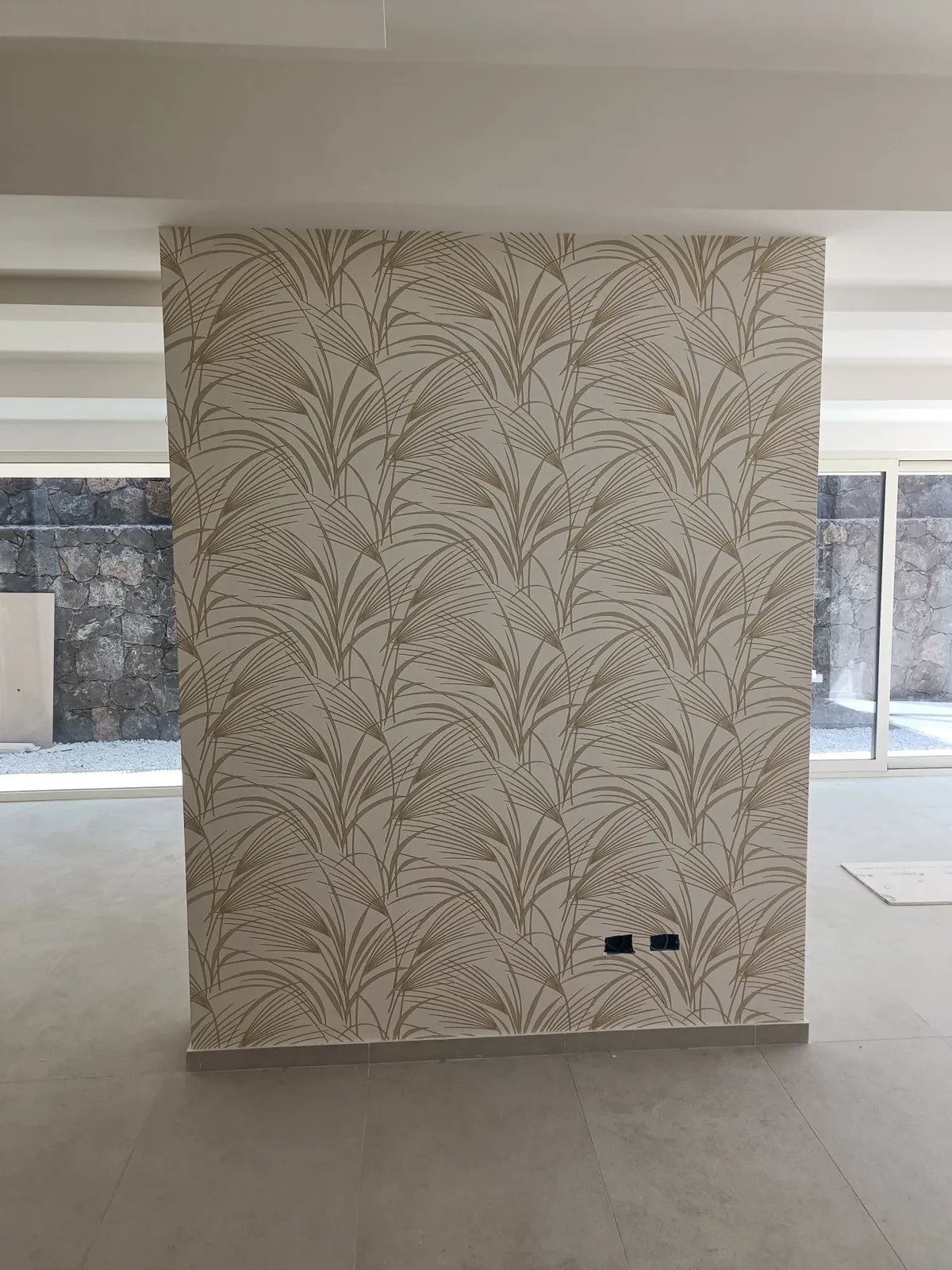 Parete con carta da parati a foglie beige